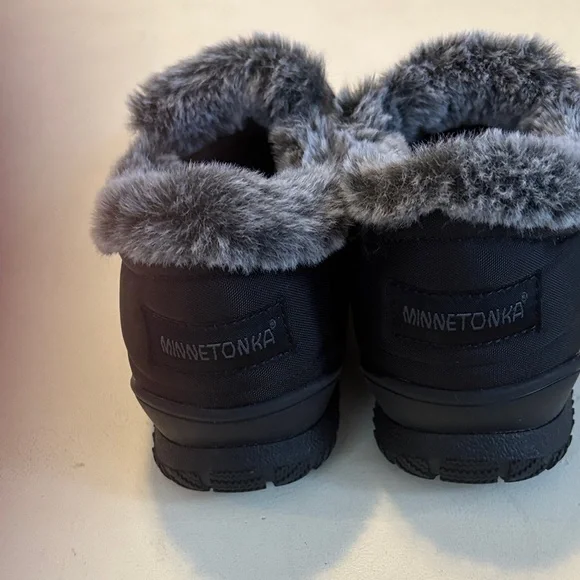 Minnetonka Black Fur-Lined Winter Boots - Picture 2 of 3